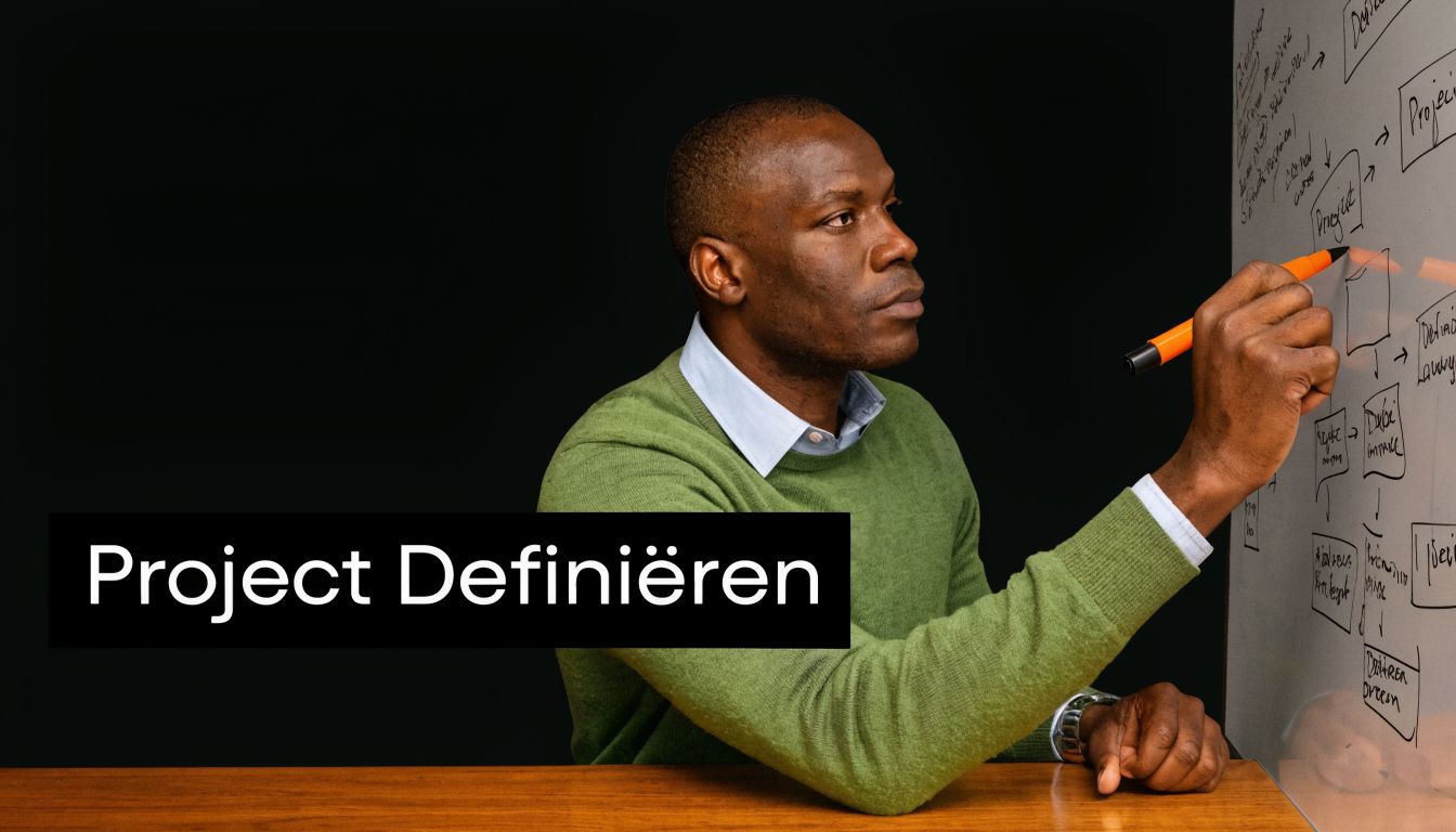 Een professionele man tekent een projectstroomschema op een whiteboard tijdens een strategische brainstormsessie op kantoor.