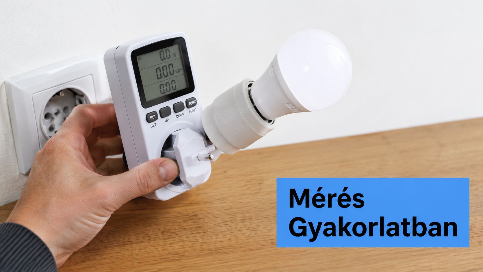 Kézi fogyasztásmérő műszer, amely egy LED lámpa elektromos energiafelhasználását méri egy fali aljzathoz csatlakoztatva.