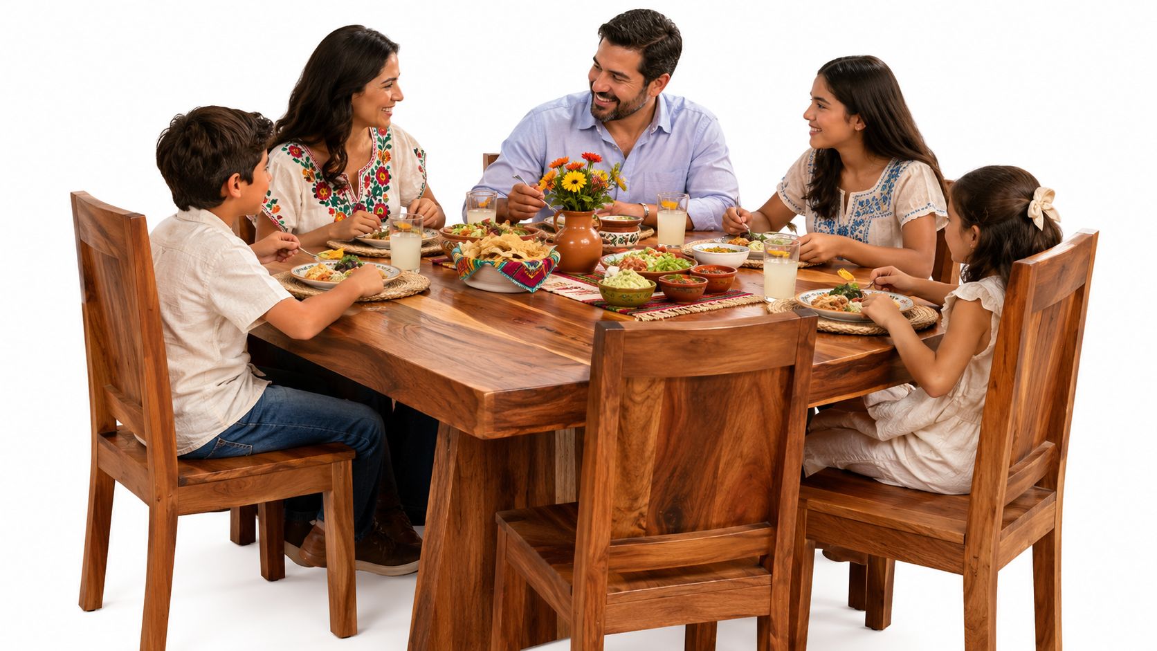 Familia mexicana feliz compartiendo una deliciosa comida en un comedor de madera de parota de alta calidad.
