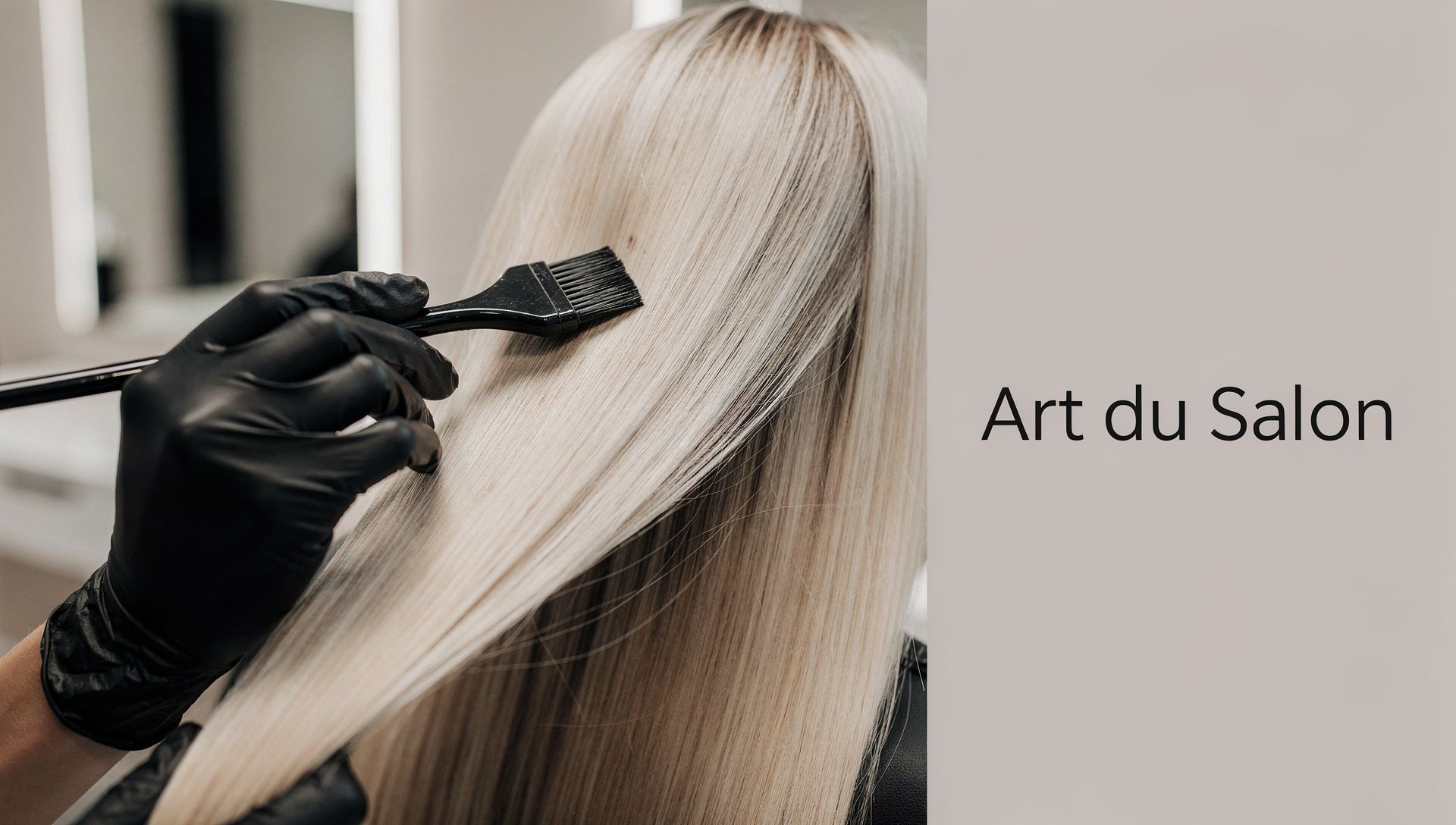 Une coiffeuse portant des gants noirs applique une teinture sur les longs cheveux blonds platine d'une cliente.