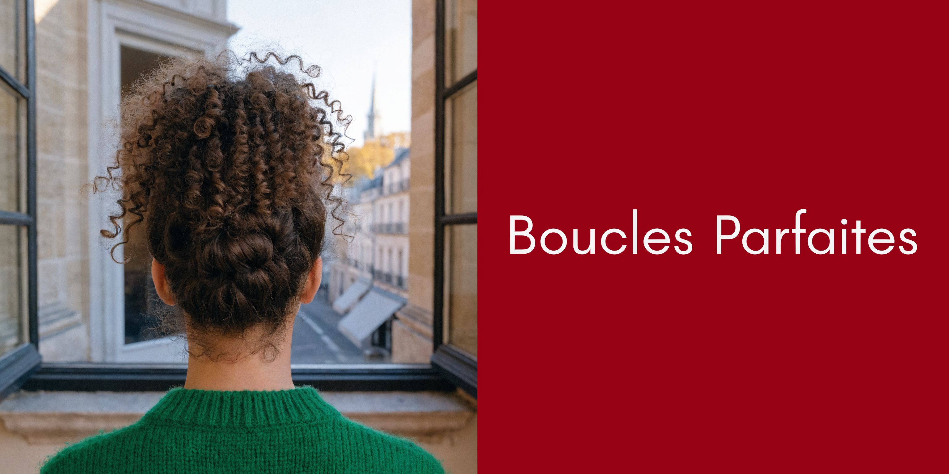 Une femme aux cheveux bouclés de dos regarde par une fenêtre donnant sur une rue parisienne.