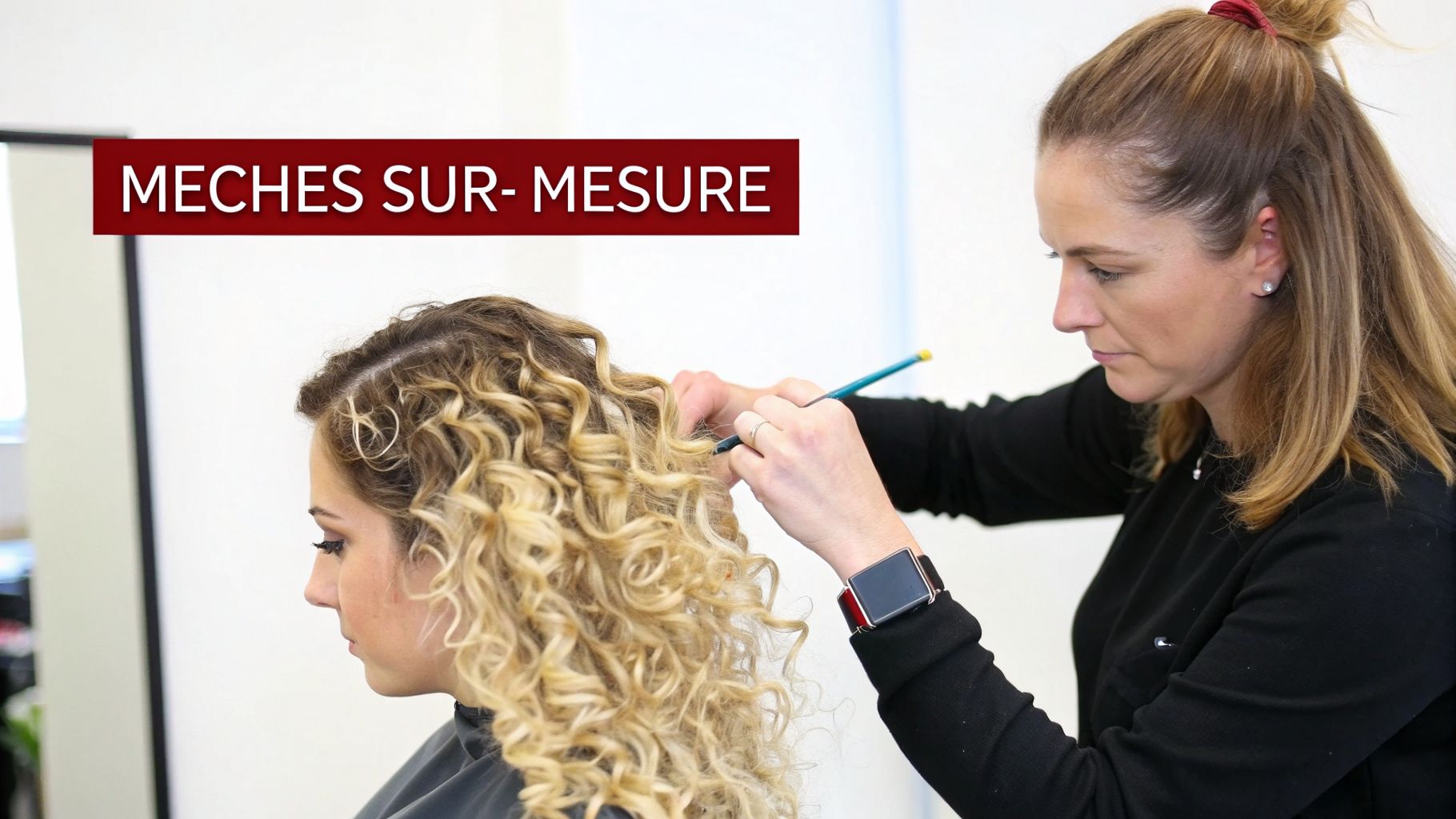 Une coiffeuse applique des mèches personnalisées sur les cheveux blonds bouclés d'une cliente dans un salon.