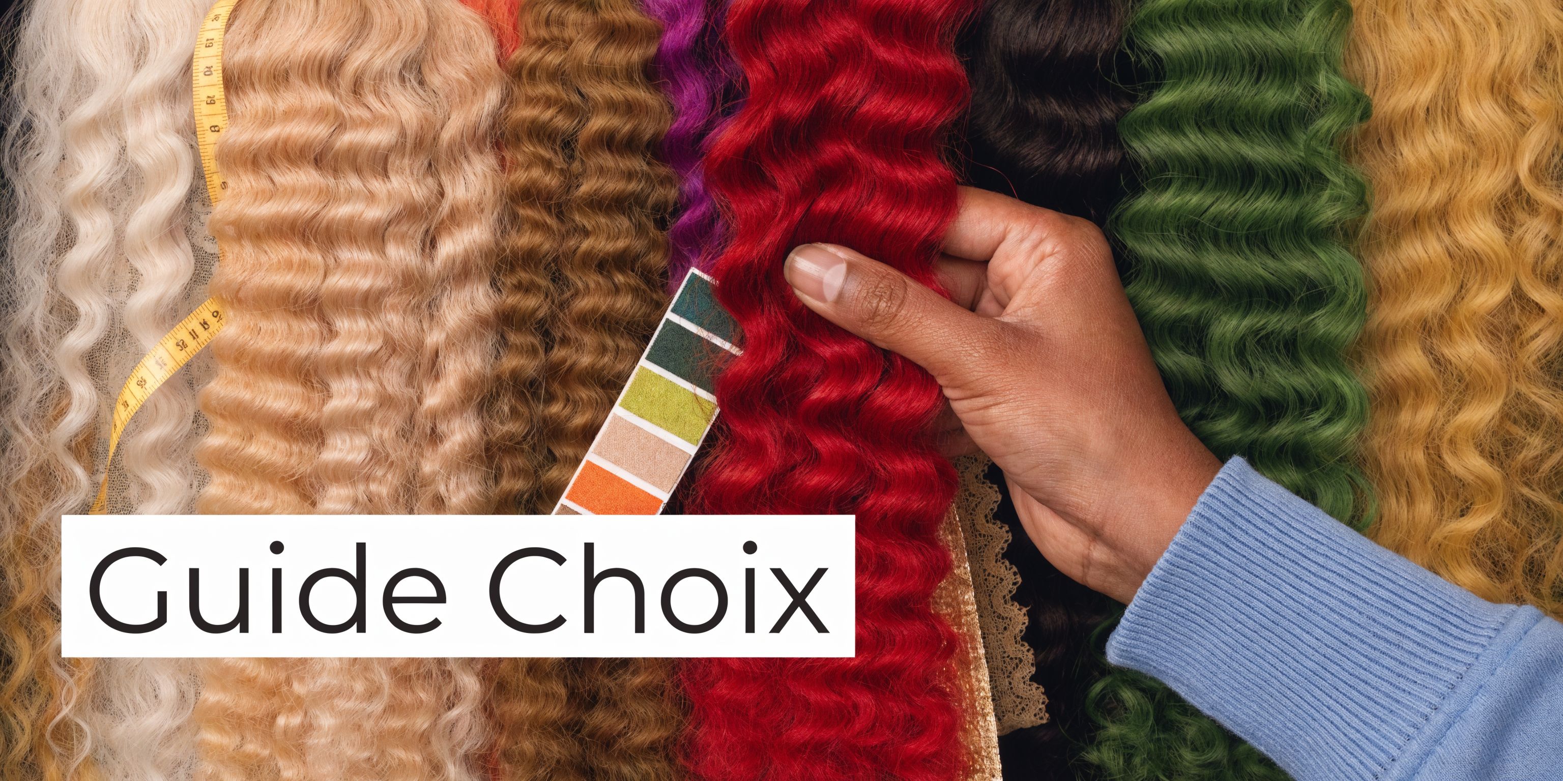 Une main tient des mèches de cheveux synthétiques ondulés de différentes couleurs vives avec un nuancier.