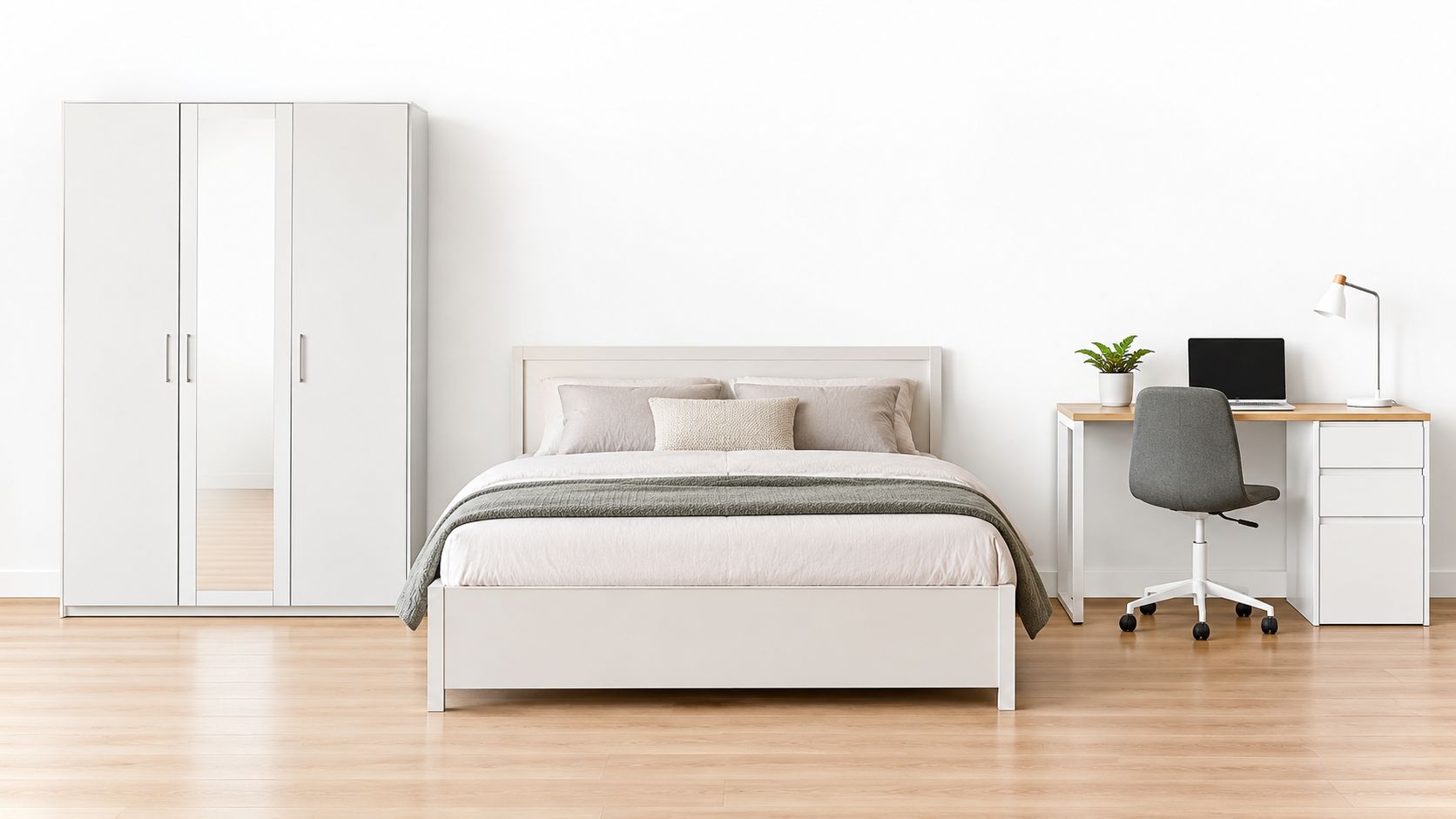 Ein helles und modern eingerichtetes Schlafzimmer mit einem Doppelbett, einem Kleiderschrank und einem Schreibtisch mit Stuhl.