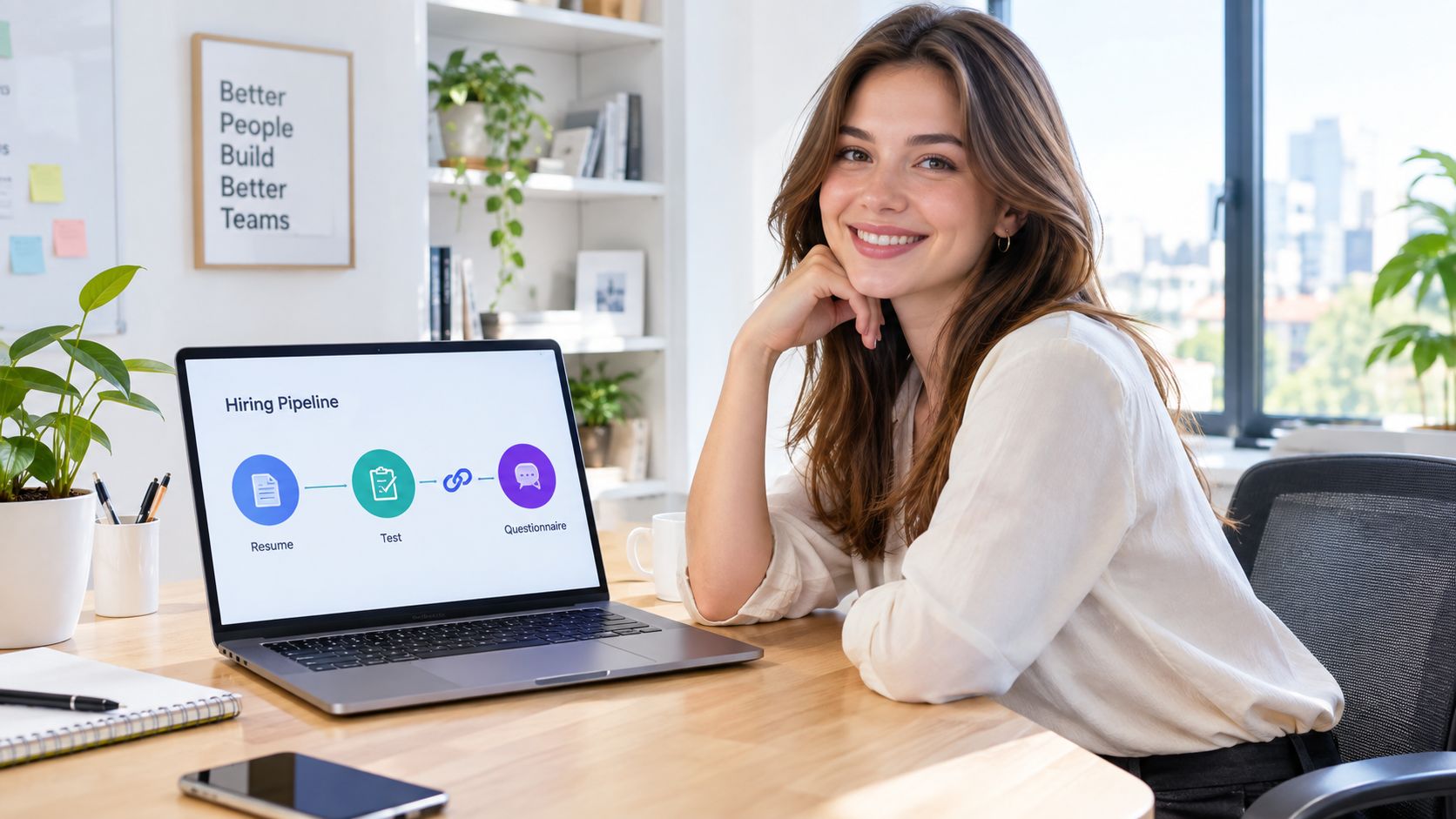 Uma mulher sorridente sentada em um escritório moderno, com um notebook exibindo um fluxograma de contratação.