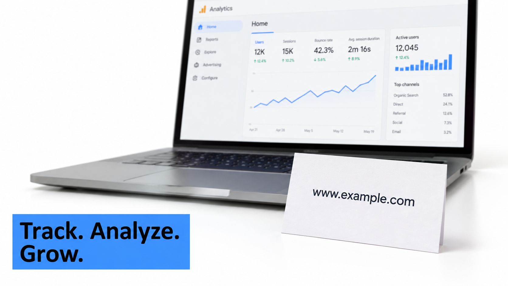 Ein Laptop mit Google Analytics Dashboard und eine Visitenkarte mit dem Text www.example.com stehen auf weißem Untergrund.
