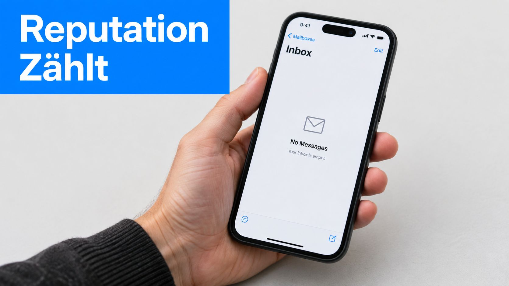 Eine Hand hält ein Smartphone, das ein leeres E-Mail-Postfach anzeigt, unter dem Schlagwort Reputation Zählt.