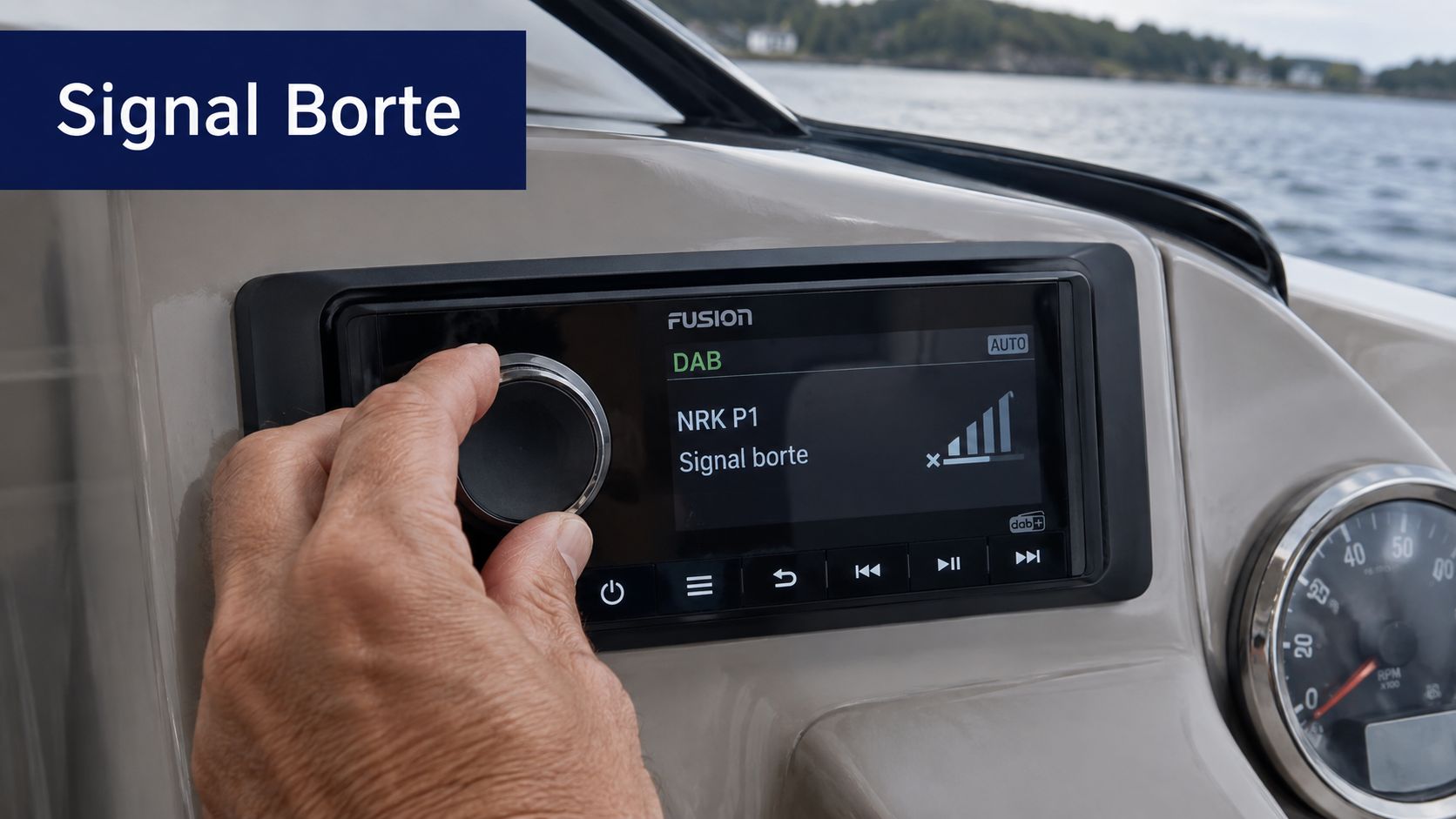 En person justerer volumet på en Fusion DAB-radio montert i en båt med meldingen Signal borte på skjermen.