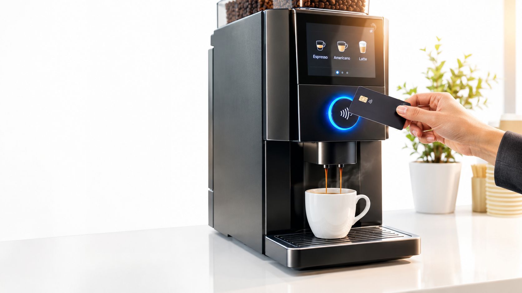Eine Hand bezahlt kontaktlos mit einer Kreditkarte an einem modernen schwarzen Kaffeevollautomaten in einem hellen Büro.