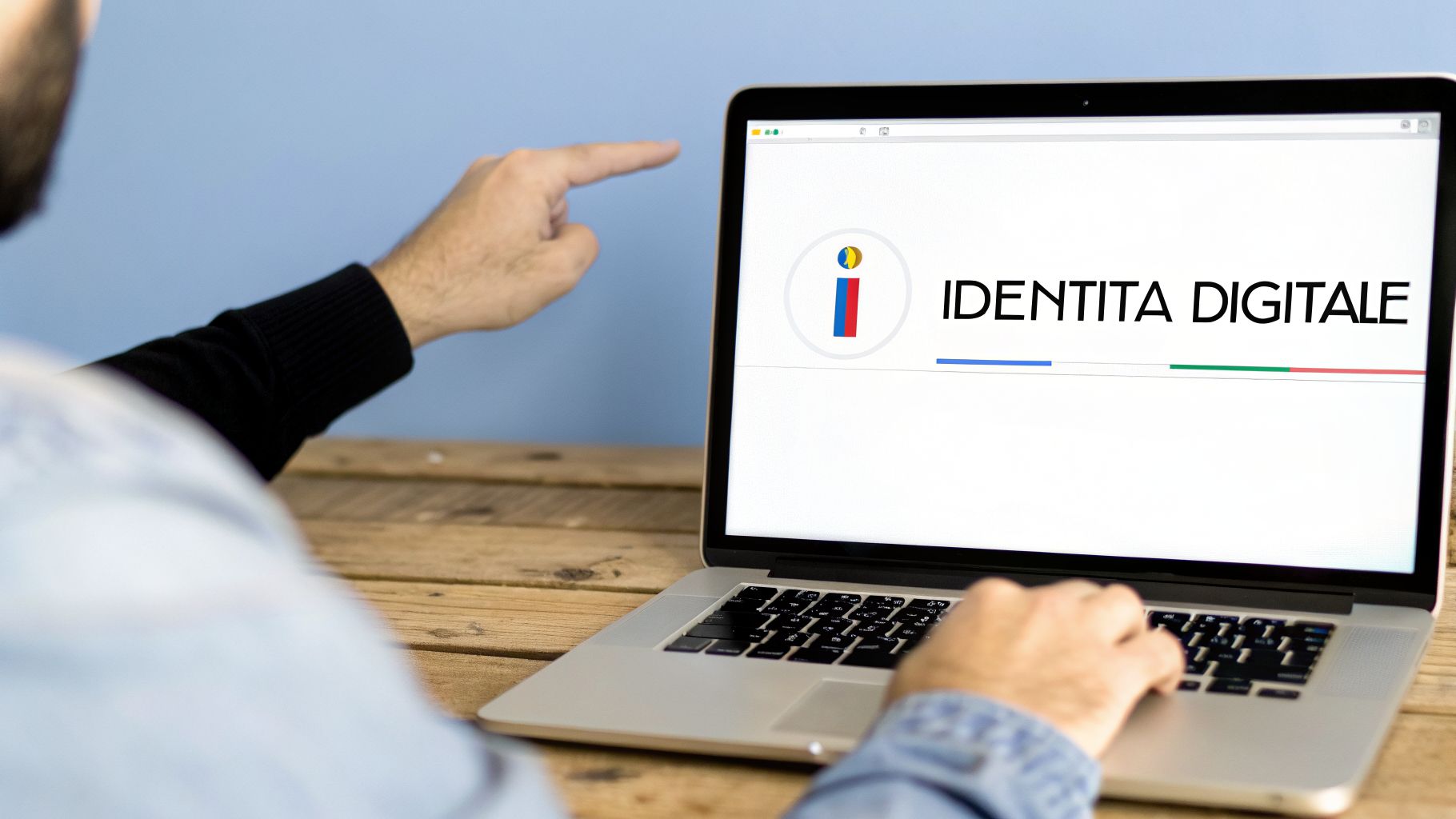 Uomo digita sul laptop, puntando lo schermo con la scritta "IDENTITA DIGITALE" e simbolo italiano.