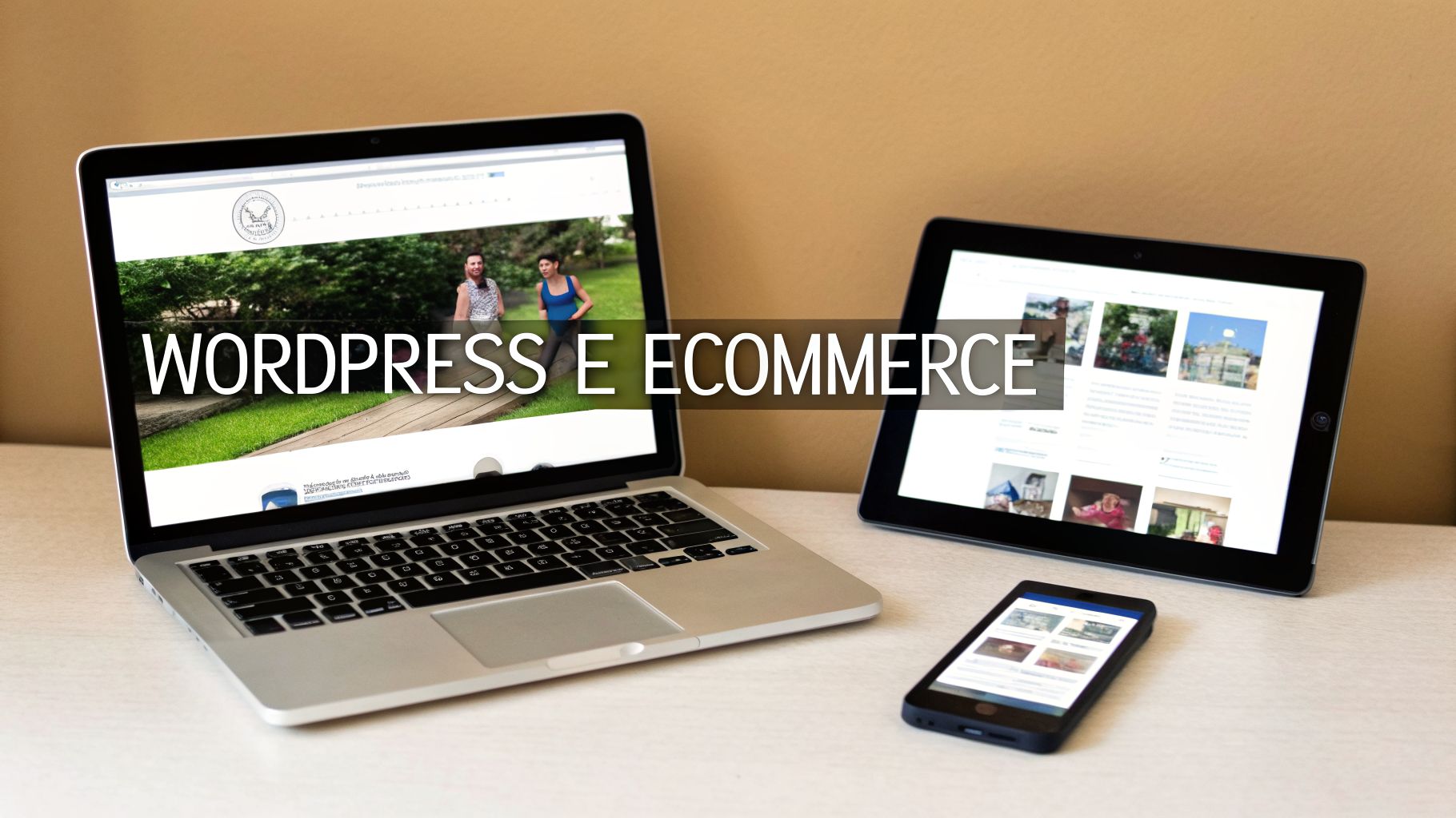 Immagine di laptop, tablet e smartphone che visualizzano siti web WordPress e e-commerce, perfetti per ogni dispositivo.