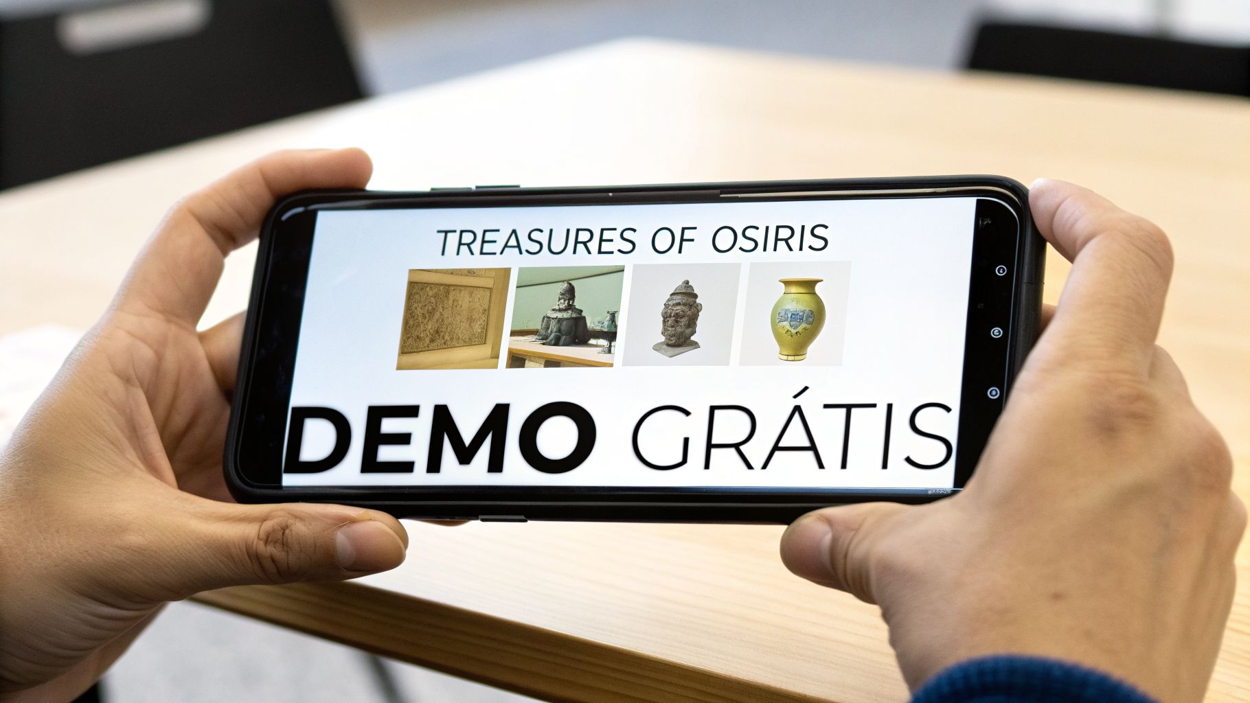 Due mani tengono uno smartphone che mostra una schermata di gioco con il titolo 'Treasures of Osiris', artefatti antichi e 'Demo Grátis'.