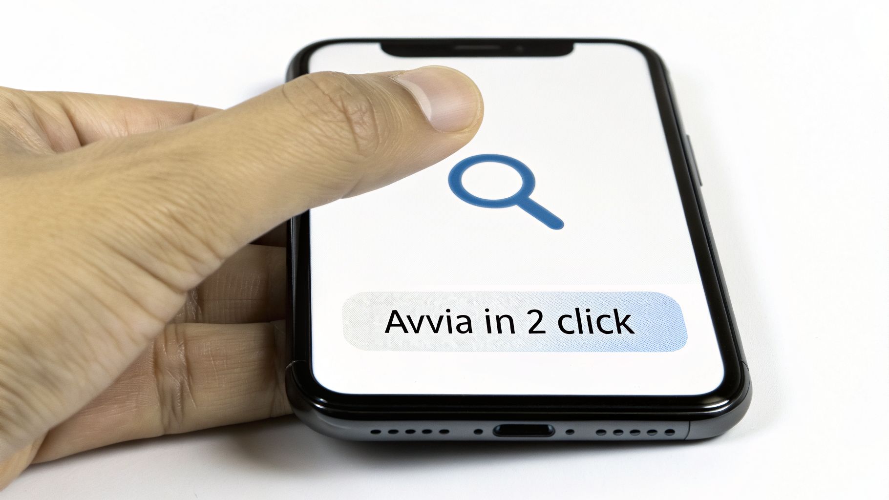 Una mano tiene uno smartphone con un'icona di ricerca e il testo 'Avvia in 2 click' sullo schermo.
