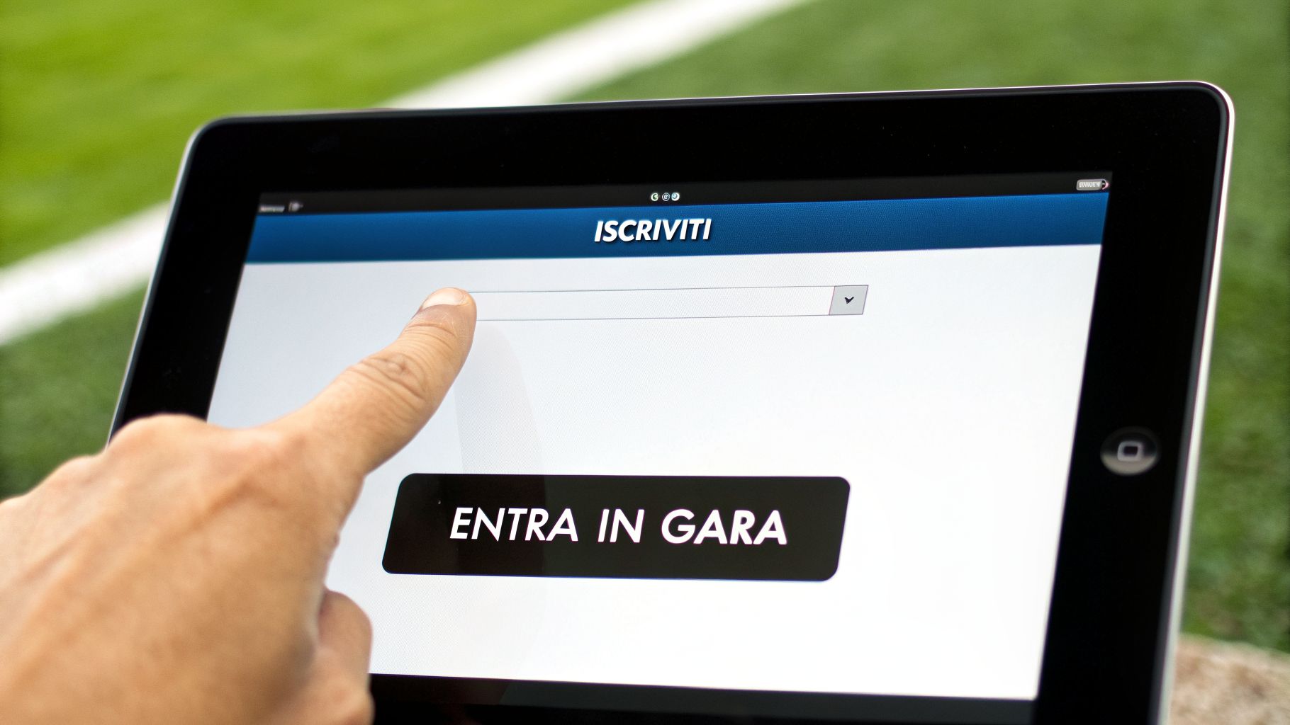 Mano che tocca lo schermo di un tablet con la scritta 'ISCRIVITI' e 'ENTRA IN GARA' su uno sfondo verde.