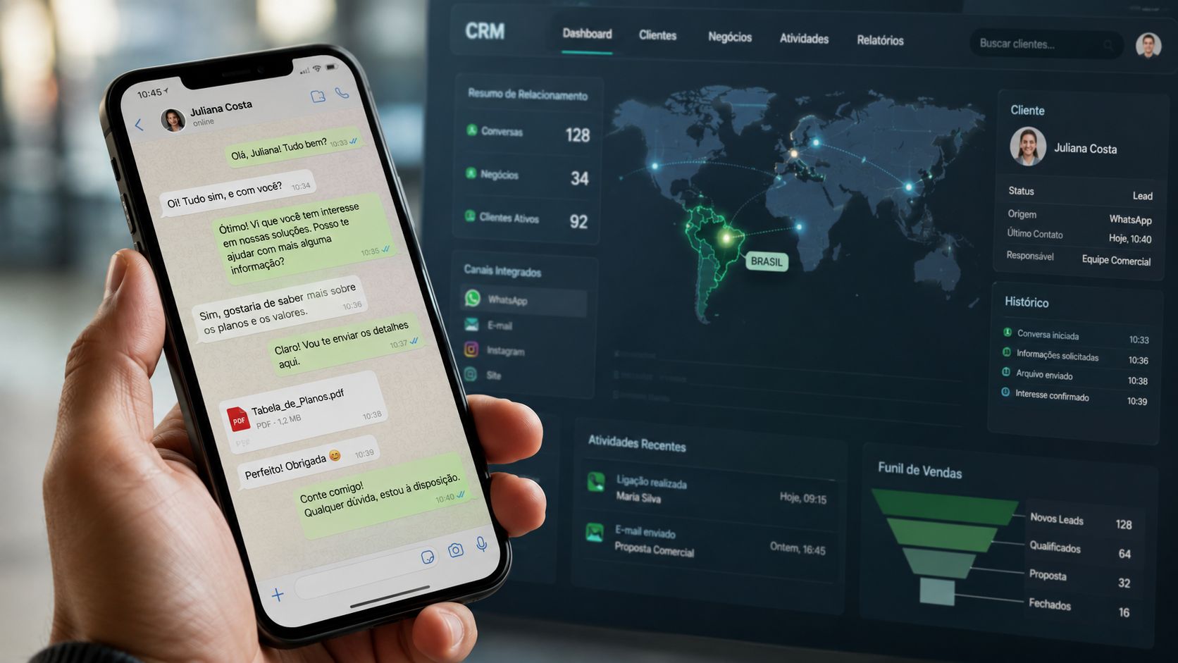 Mão segurando um celular com conversa do WhatsApp ao lado de um painel de controle CRM digital.