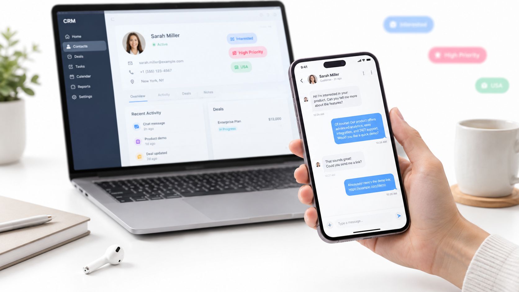 Uma mão segurando um smartphone com mensagens de atendimento ao cliente com um computador ao fundo.