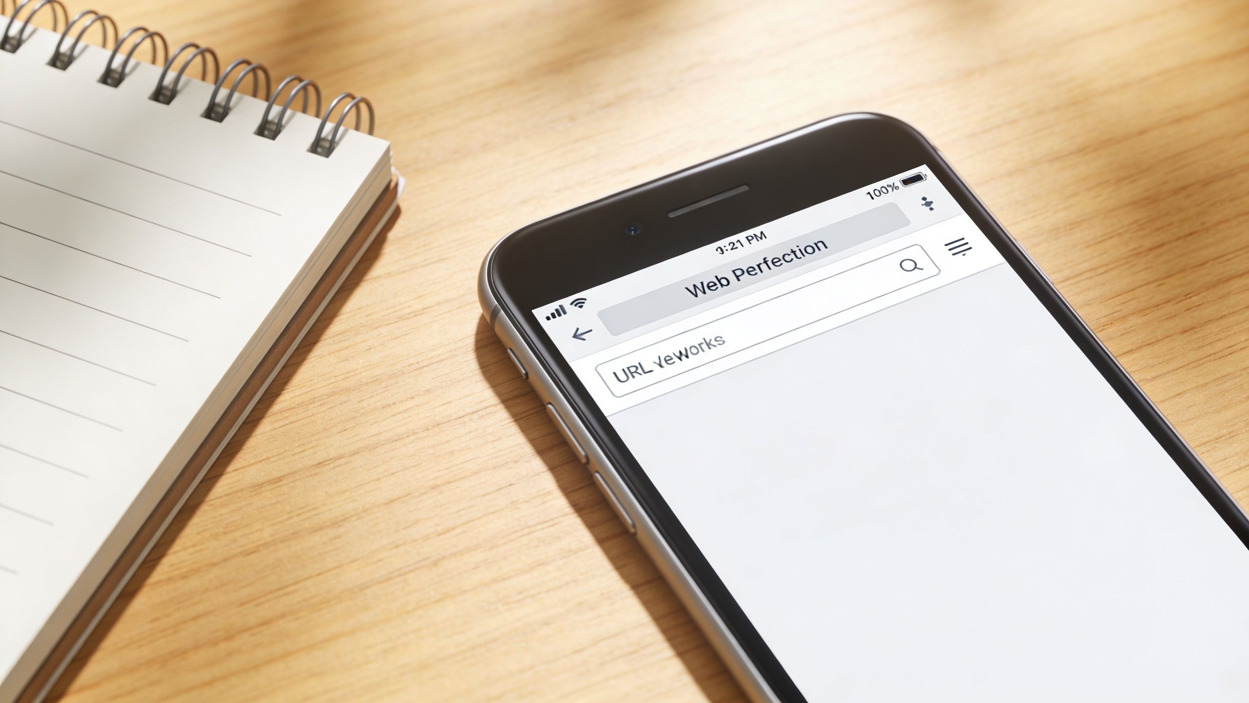 Smartphone moderno sobre uma mesa de madeira ao lado de um caderno, exibindo uma interface de pesquisa web.