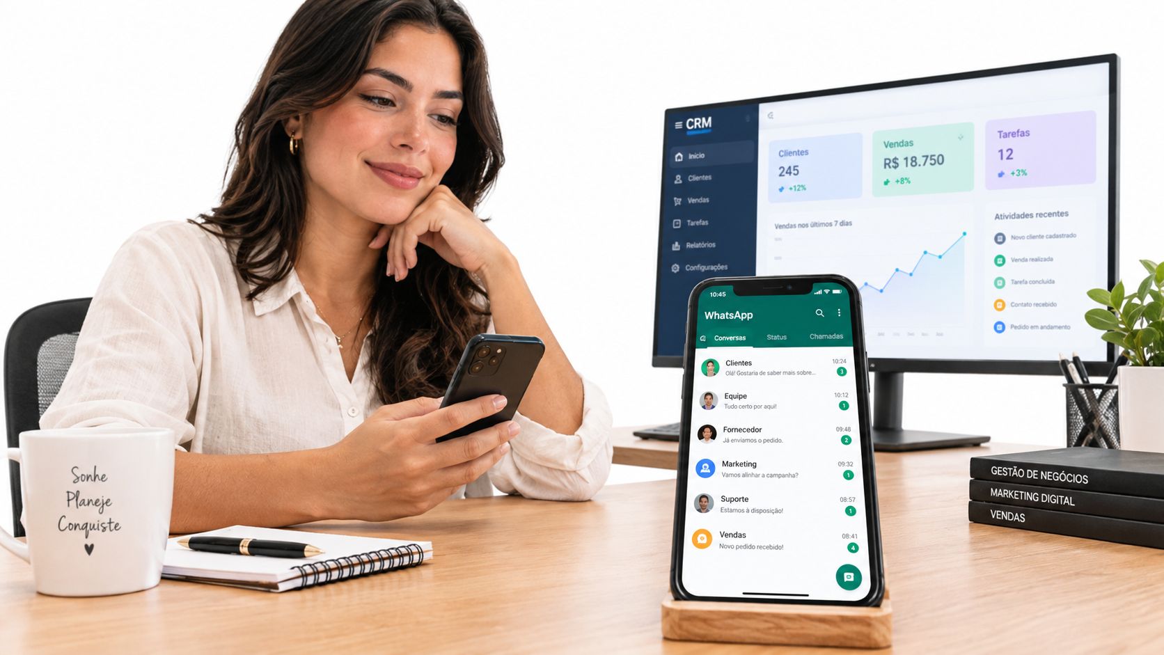 Mulher empreendedora sorridente usando smartphone e computador para gerenciar vendas e contatos de clientes em CRM.