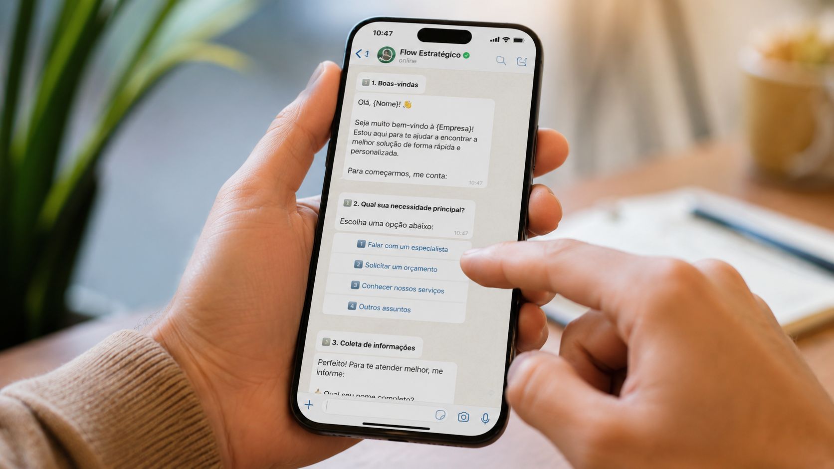 Uma pessoa segurando um smartphone com um chat de atendimento automático da empresa Flow Estratégico na tela.