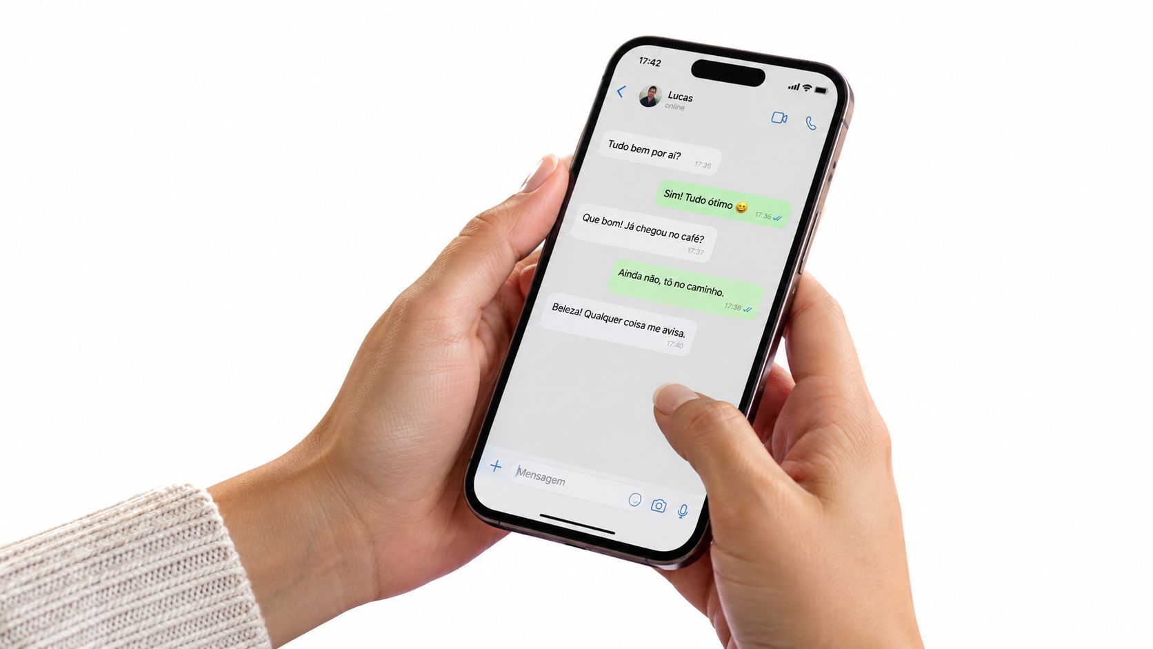 Mãos segurando um smartphone moderno exibindo uma conversa de aplicativo de mensagens instantâneas com histórico de diálogo.