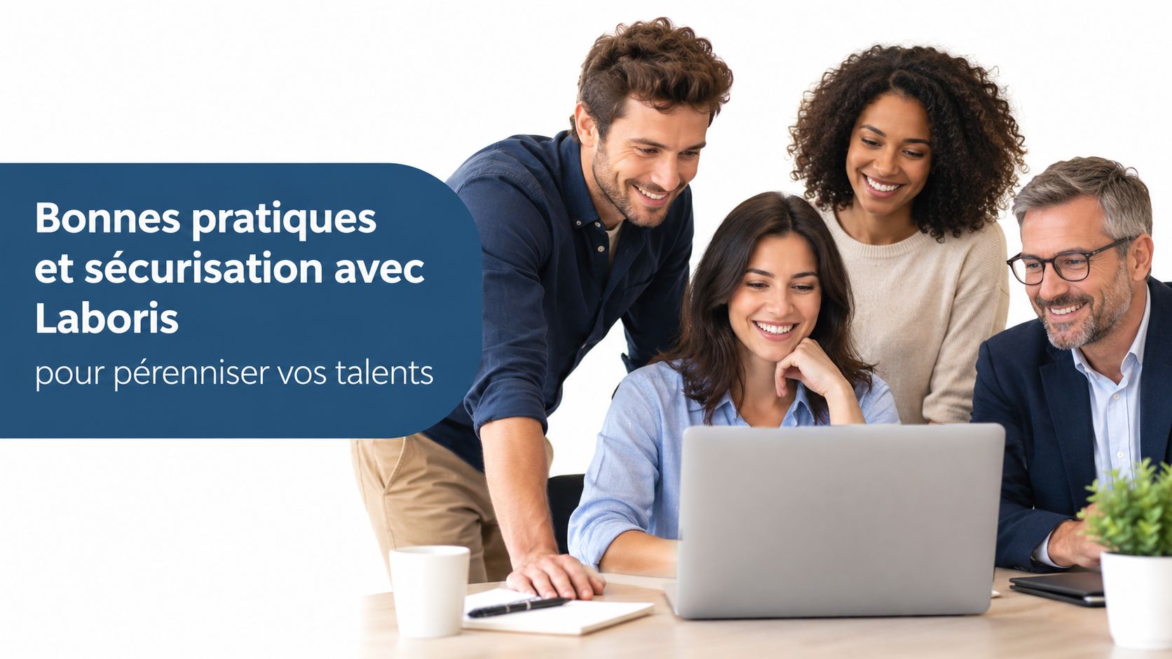 Quatre collègues souriants collaborent ensemble sur un ordinateur portable dans un bureau moderne et professionnel.